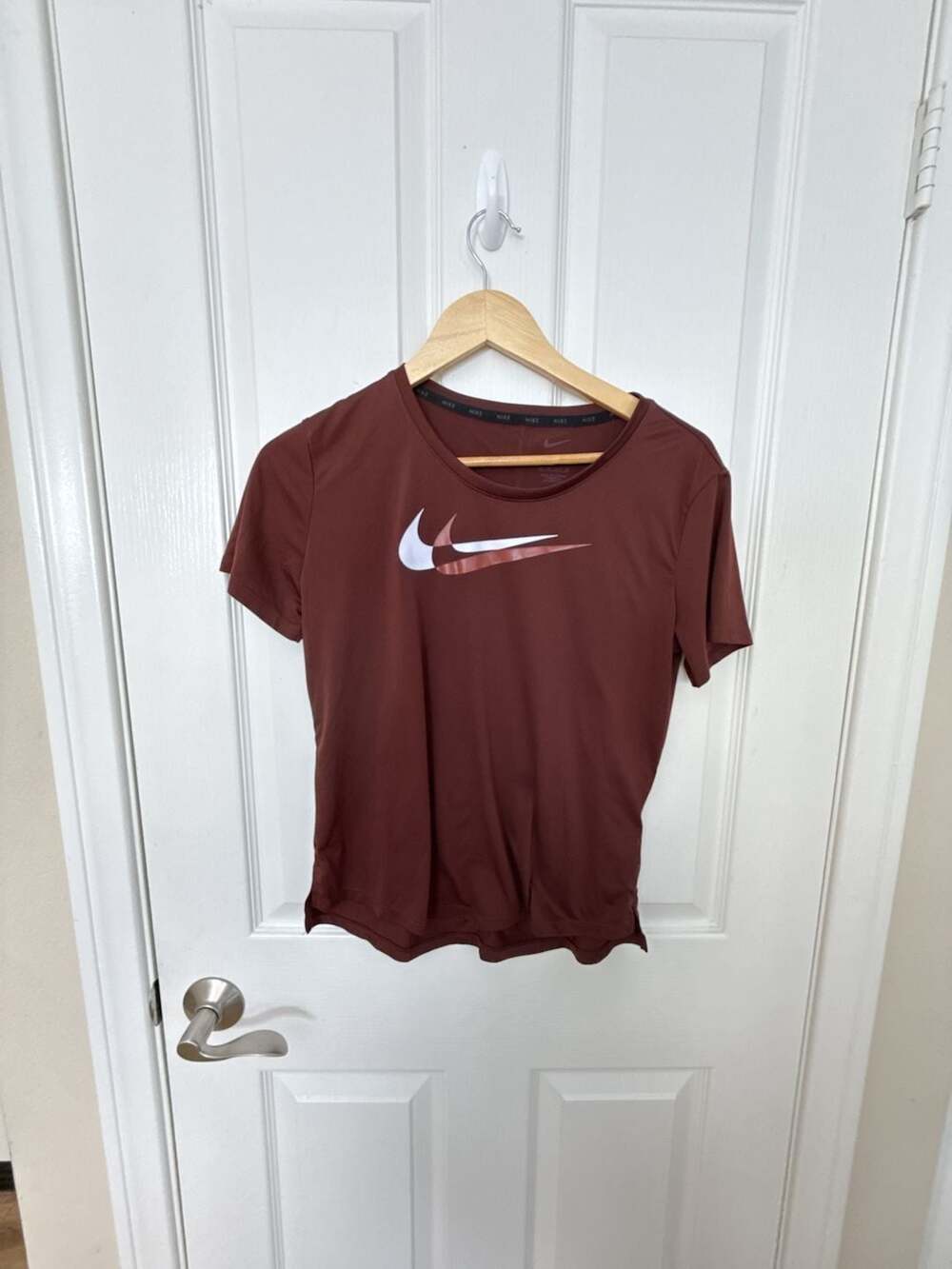 Nike Women's Swoosh Graphic Performance T-Shirt Maroon Size XS